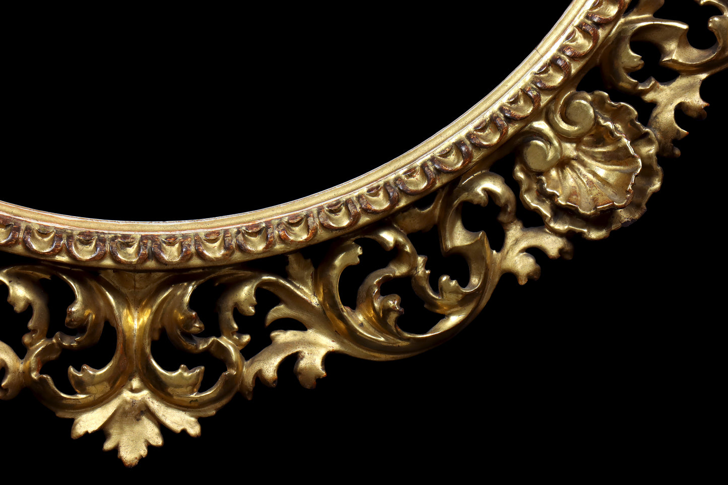 Large Tondo Florentine Carved Giltwood Frame