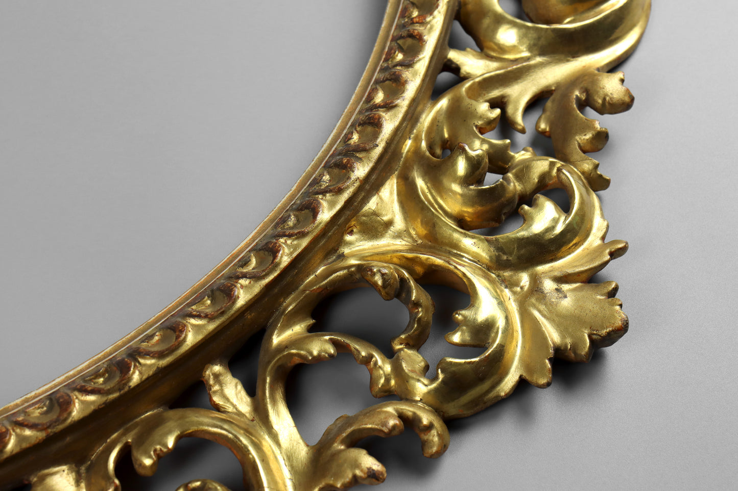 Large Tondo Florentine Carved Giltwood Frame