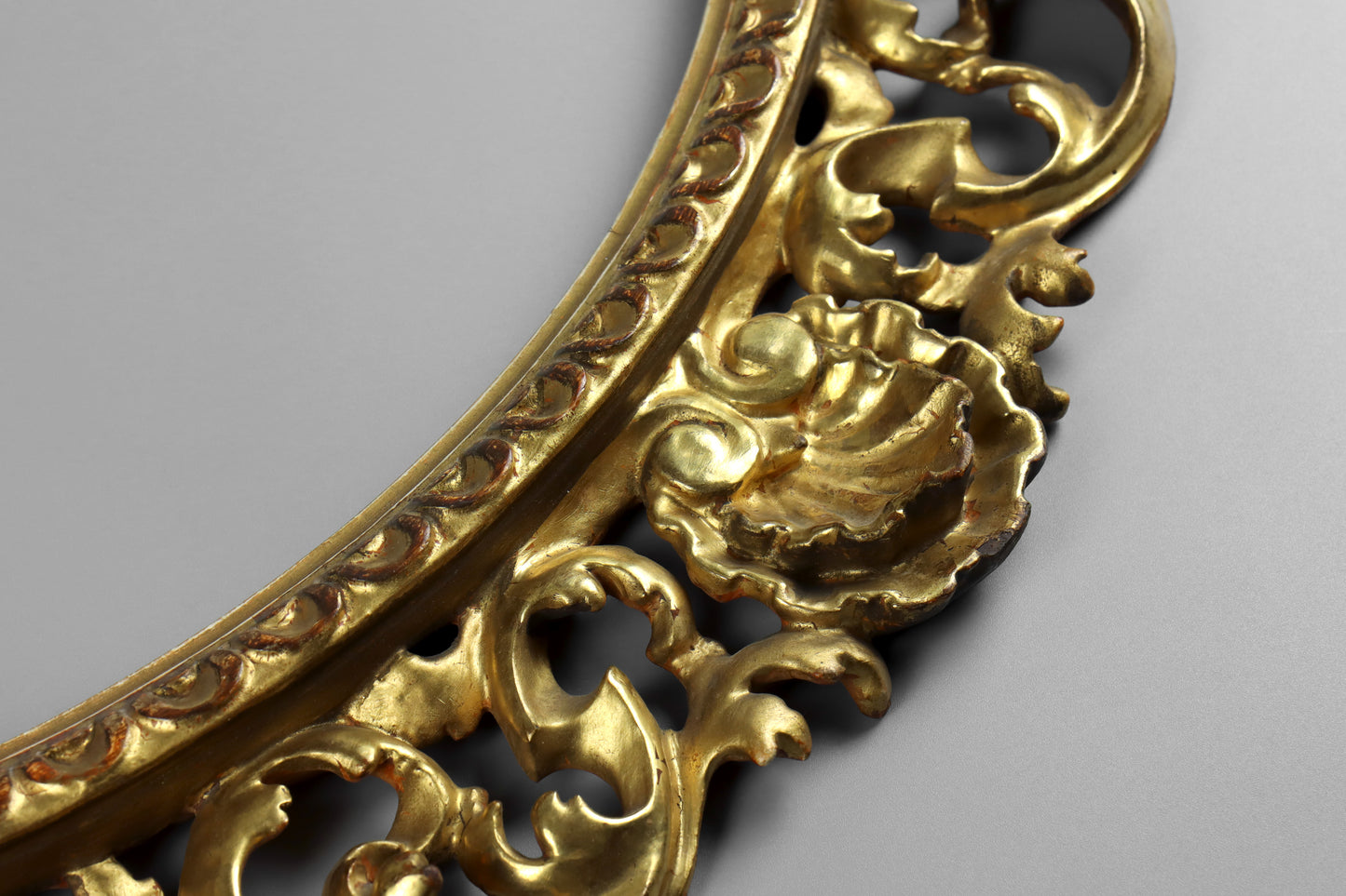 Large Tondo Florentine Carved Giltwood Frame