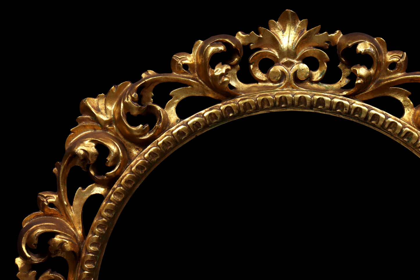 Tondo Florentine Carved Giltwood Frame