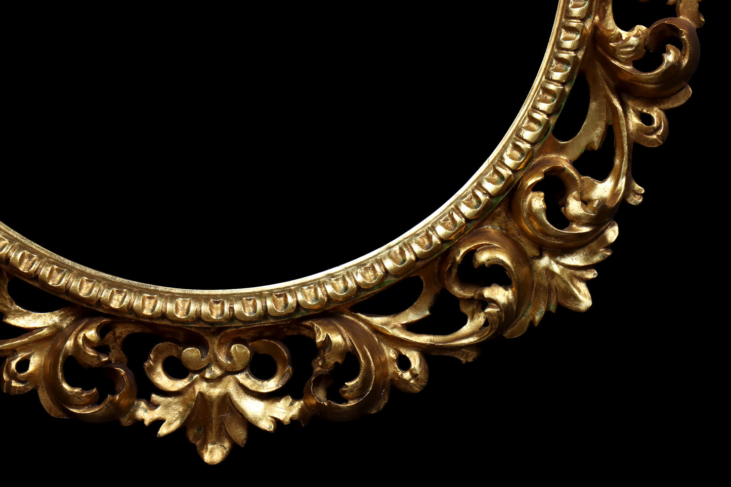 Tondo Florentine Carved Giltwood Frame