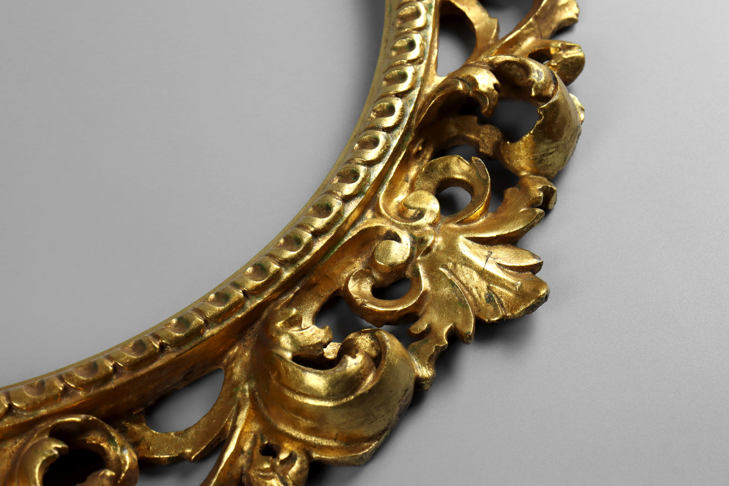 Tondo Florentine Carved Giltwood Frame