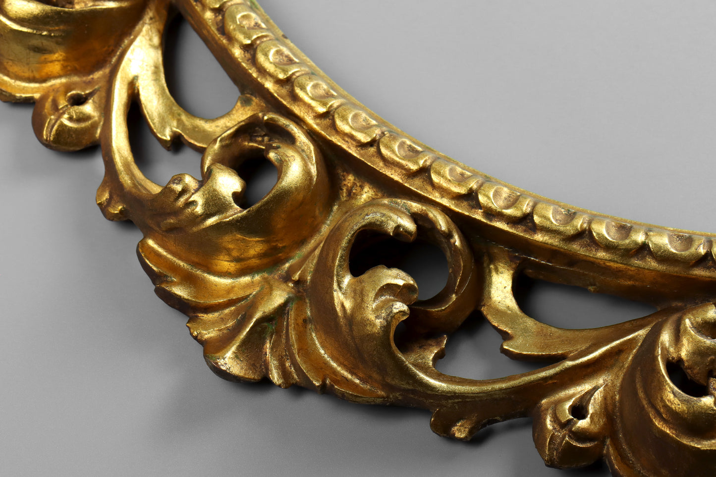 Tondo Florentine Carved Giltwood Frame