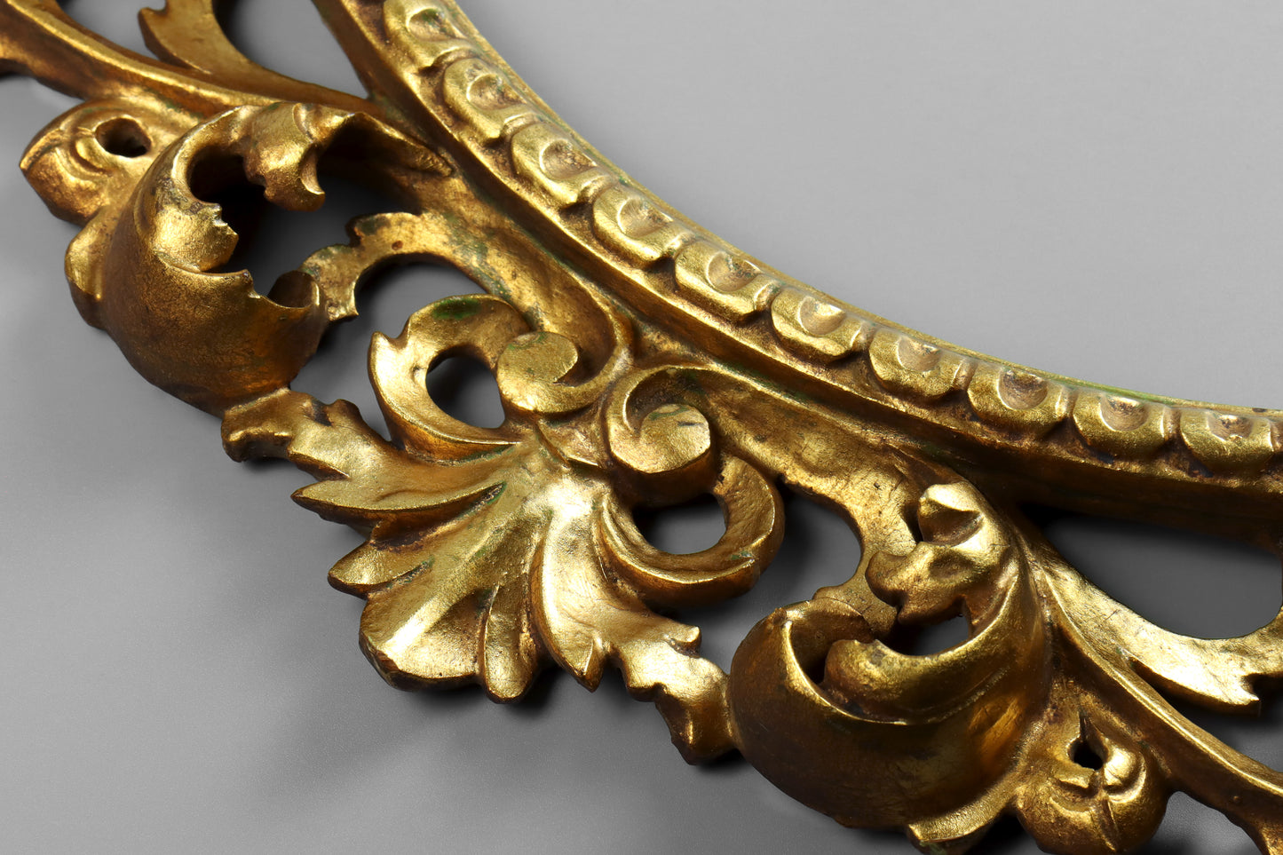 Tondo Florentine Carved Giltwood Frame